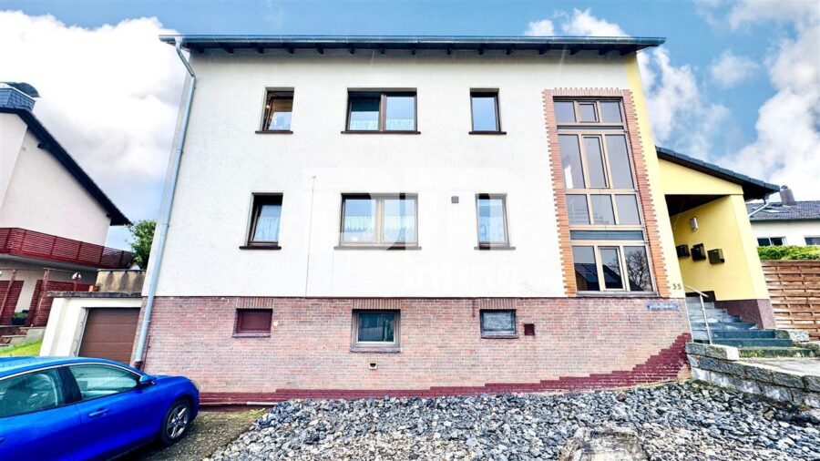 Umfangreich teilsaniertes Dreifamilienhaus mit Garage + PV Anlage und großem Garten - Frontansicht